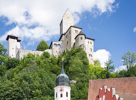 Blick auf Burg Kipfenberg und Kirche Mariä Himmelfahrt