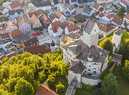 Blick auf Burg Kipfenberg und Marktplatz Abendstimmung