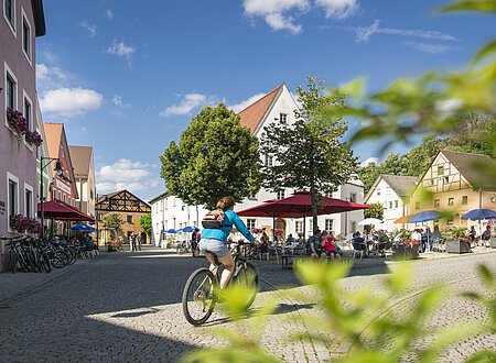 Radfahrer am Marktplatz in Kipfenberg