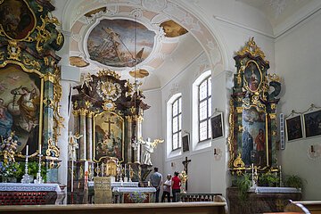 Im Inneren der Wallfahrtskirche Heilig Kreuz in Schambach