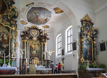 Im Inneren der Wallfahrtskirche Heilig Kreuz in Schambach