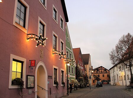 Weihnachtliche Häuserfassade am Marktplatz