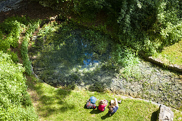 Wanderer an der Karstquelle Grüner Topf in Kipfenberg-Grösdorf